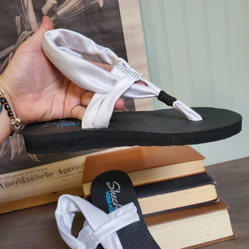 Skechers Yoga Foam Sandal Rubber Cushion White Silver T Strap womens sz 8